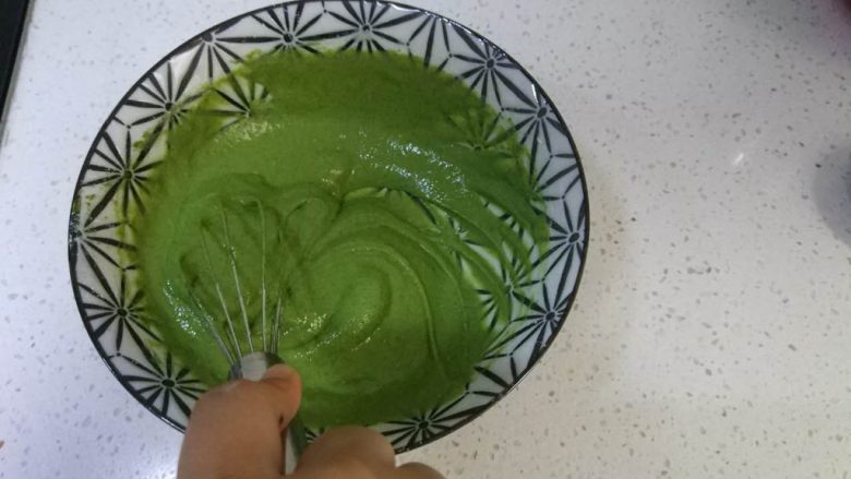 抹茶松饼(低卡、无泡打粉快捷版),混合搅拌均匀,浓稠度就是这种打蛋器搅拌感觉能带弄面糊但又不会被粘住震不下来,只要按量来基本都是能混合成这样的