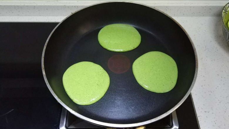 抹茶松饼(低卡、无泡打粉快捷版),在锅的中心周围倒入面糊,一个松饼的糊量约30ml,中心温度高容易糊