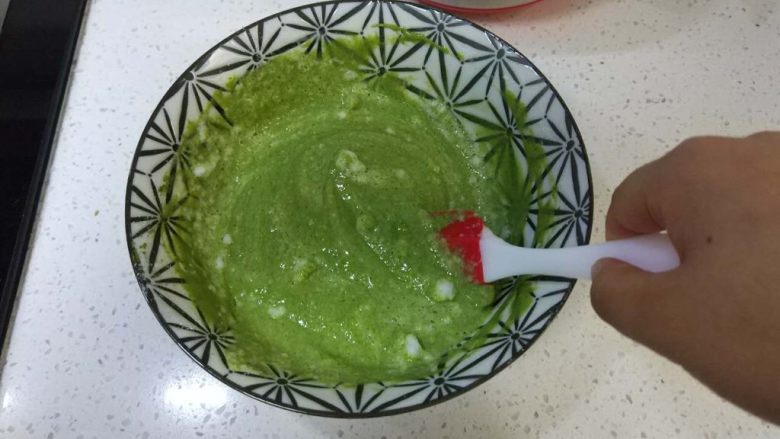 抹茶松饼(低卡、无泡打粉快捷版),然后蛋清分三次加入“切”拌,不能搅拌,就是把蛋清切进去的动作
