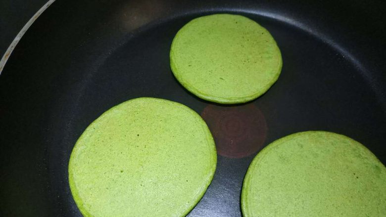 抹茶松饼(低卡、无泡打粉快捷版),翻过来就是酱的~然后再微微煎一下就可以盛出了,这个方子的量是可以煎十个松饼的样子