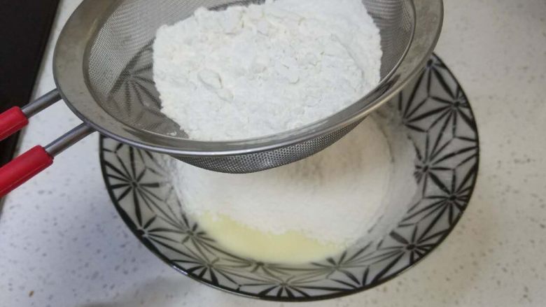 抹茶松饼(低卡、无泡打粉快捷版),分次筛入面粉,边筛边搅拌