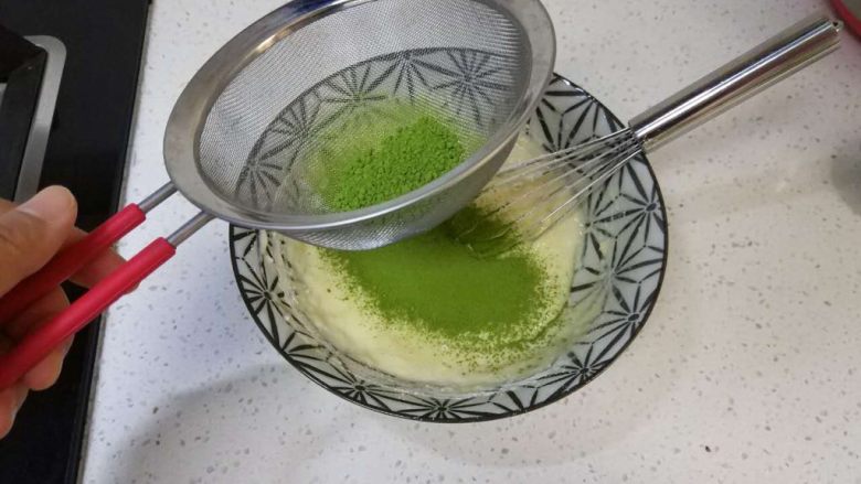 抹茶松饼(低卡、无泡打粉快捷版),然后筛入抹茶粉,也是边筛边搅拌
