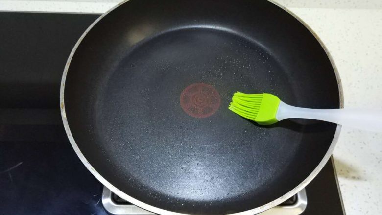 抹茶松饼(低卡、无泡打粉快捷版),锅内刷油,一点点就行,小火加热锅至微热