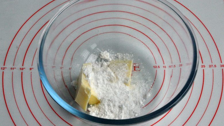 豆沙一口酥,将黄油进行室温软化后,加入糖粉。