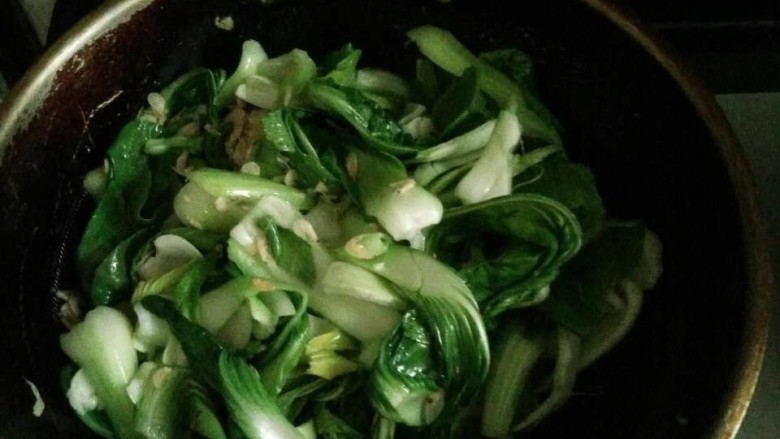 虾皮炒油菜,虾皮变色放<a style='color:red;display:inline-block;' href='/shicai/ 115'>油菜</a>