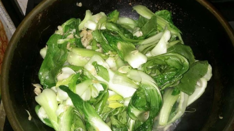 虾皮炒油菜,炒匀放酱油，放盐