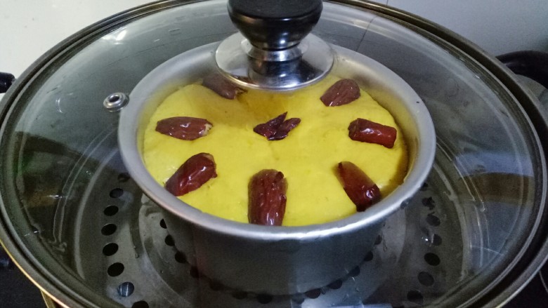 南瓜发糕,凉水上锅蒸,有热气后中火蒸25分钟左右