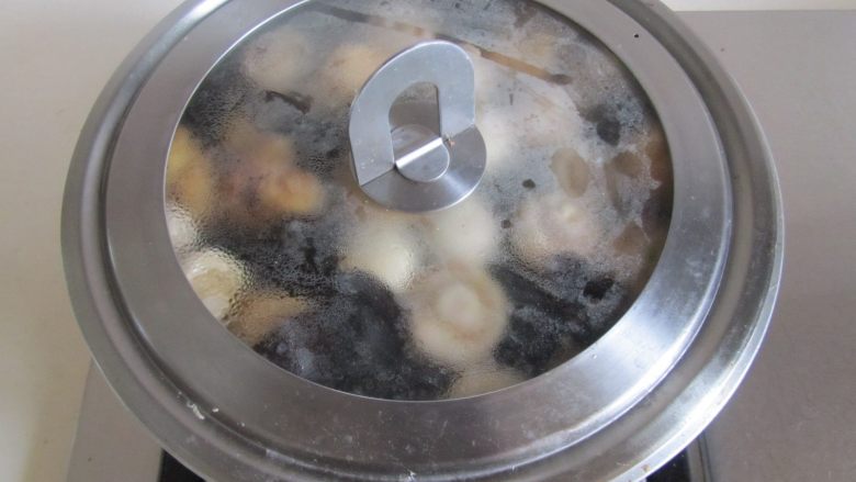 口蘑烩豆腐圆子,加盖炖煮两、三分钟;