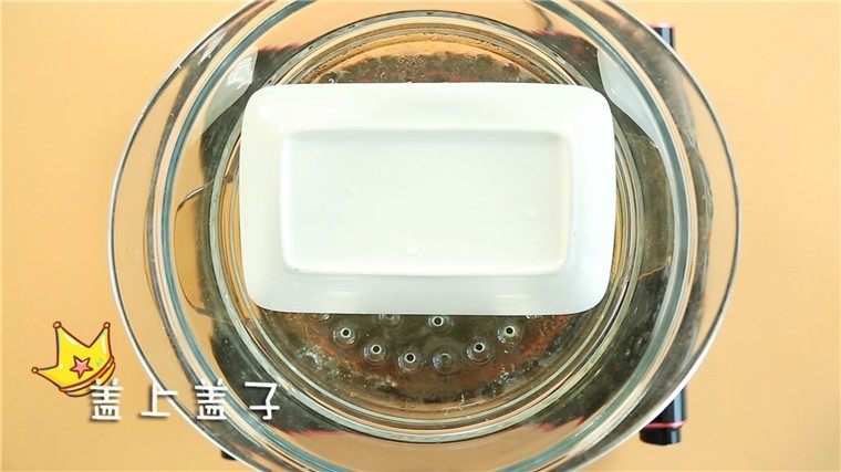 宝宝午餐肉,补铁又补锌!,盖上盘子,上锅蒸10分钟。
ps:盖盘子能有效的防止水汽进入肉泥中,使得肉蒸的更加平整。