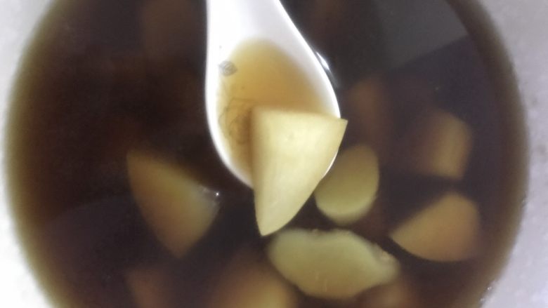 红糖姜汤,锅中放水烧开，放入切好的<a style='color:red;display:inline-block;' href='/shicai/ 594'>梨</a>和成块的红糖，和切片的姜，还有冰糖，煮五分钟，就可以喝了，这对感冒有很好的效果，满满一碗出了一身的汗，鼻子瞬间就透气了，最近很多人感冒，可以试试