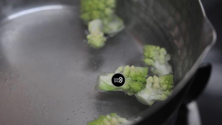 松鼠鱼家常节油法,切几颗宝塔菜,汆盐水5分钟备用。