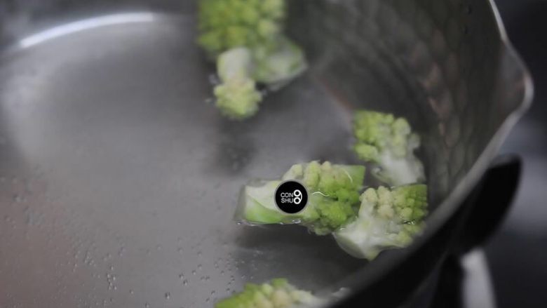 松鼠鱼家常节油法,切几颗宝塔菜，汆盐水5分钟备用。
