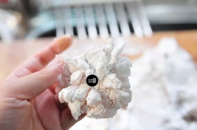 松鼠鱼家常节油法,吸干表面水分后,均匀撒上淀粉。注意每个缝隙都要覆盖上淀粉,才能炸出完美的形状。也可以借助烘焙用的粉刷,帮助上粉。