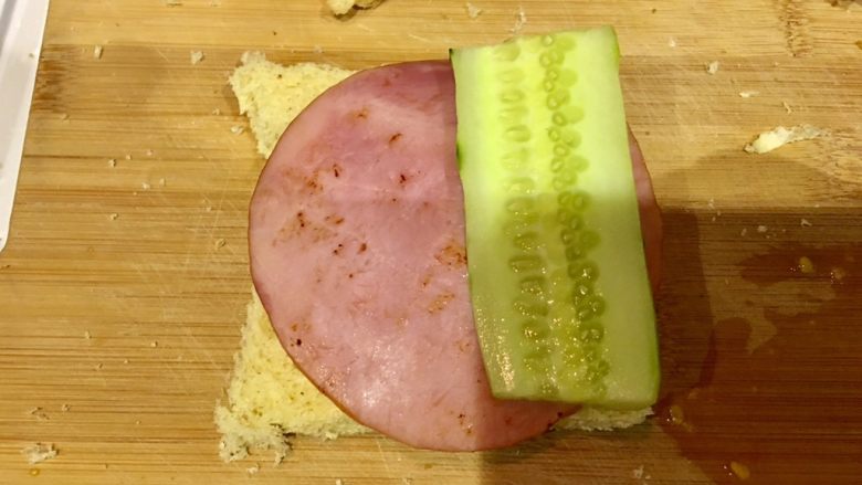 快手早餐 I 吐司三明治(简易版),好了,依次放上食材