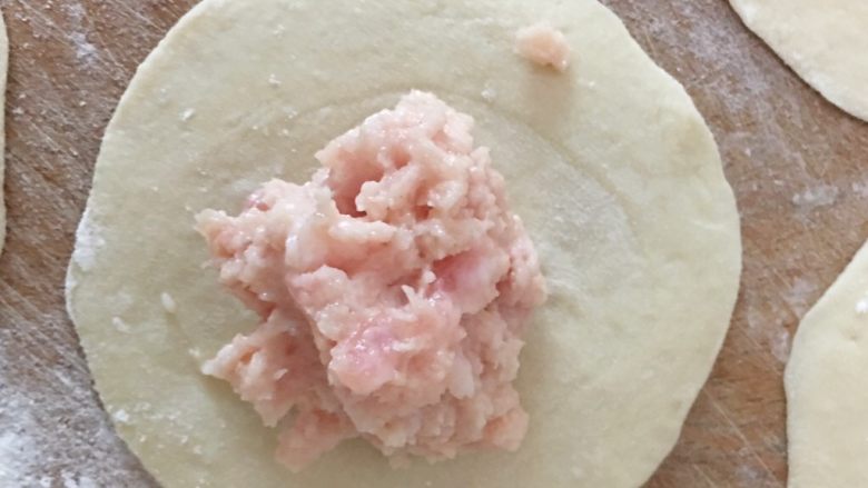 马蹄鲜肉小生煎,饼皮中心放马蹄肉鲜,包起来