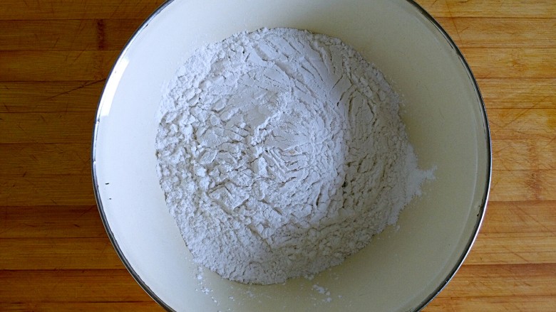 三合面粉混搭紫米鲜肉饼(烤箱),拿一个稍大的盆子把三种面粉混合在一起