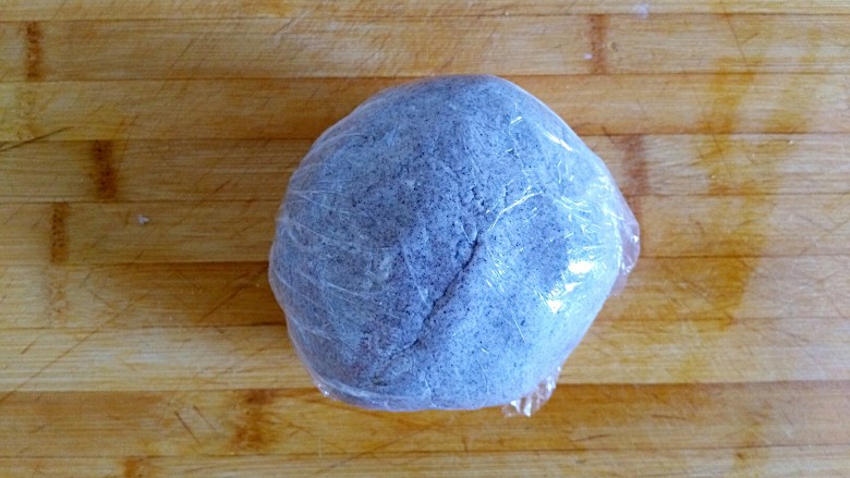 三合面粉混搭紫米鲜肉饼(烤箱),盖保鲜膜待用