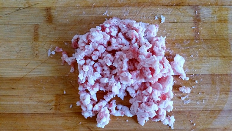 三合面粉混搭紫米鲜肉饼(烤箱),五花肉馅用刀稍稍剁几下(我就剁了几下,比较喜欢颗粒感,也可以剁成肉末,不过口感就差点)