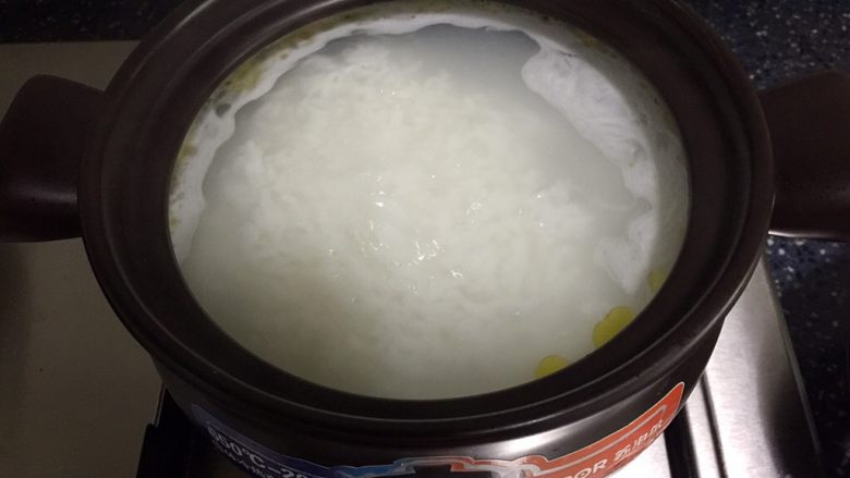 砂锅粥—鸽子粥,半小时之后转大火,保持一直滚的状态,