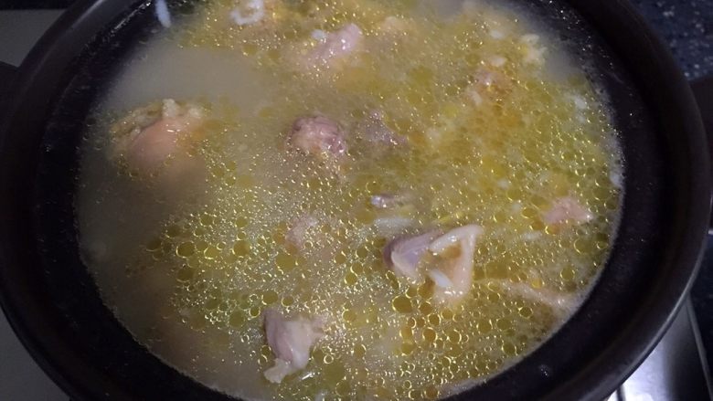 砂锅粥—鸽子粥,放入锅中后用勺子或筷子把鸽子肉搅拌开,大火继续煮开。