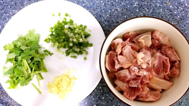 砂锅粥—鸽子粥,食材处理:
1)鸽子洗干净,切成小块。
2)米洗干净。
3)香菜洗干净切小段。
4)葱洗干净切小段。
5)姜去皮洗干净切丝。