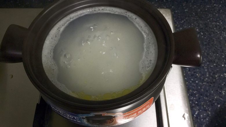 砂锅粥—鸽子粥,洗干净的米放入砂锅中,可以滴一些油大火煮开,煮开后用勺子顺着同一方向搅拌几分钟,转小火煮半小时。