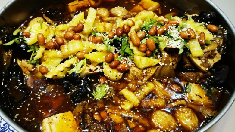 豆豉烤鱼,洒上狼牙土豆,<a style='color:red;display:inline-block;' href='/shicai/ 666'>芝麻</a>,出锅。