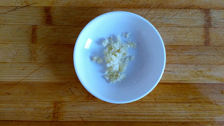三合面粉混搭紫米鲜肉饼(烤箱),<a style='color:red;display:inline-block;' href='/shicai/ 2794'>大蒜</a>切蒜末