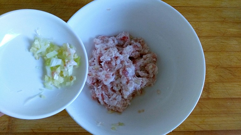三合面粉混搭紫米鲜肉饼(烤箱),将切好的蒜末葱花倒入步骤7搅拌好的肉馅里