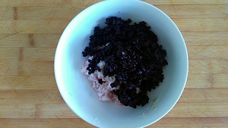 三合面粉混搭紫米鲜肉饼(烤箱),倒入紫米饭