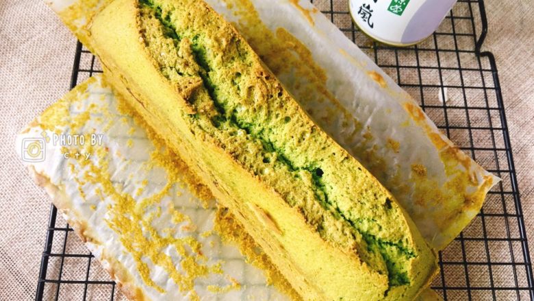 抹茶红豆沙磅蛋糕,撕去油纸,稍微冷却后(余热)裹上保鲜膜,放入冷藏室隔夜后再享用。