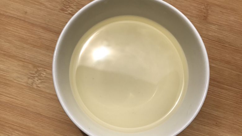 虾米粉丝煲,泡瑶柱虾米的水建议不要倒掉,留着一会做汤水煮粉丝,味道可鲜美的
当然,如果实在不喜欢可以倒掉喽