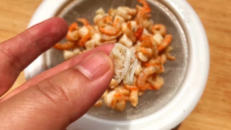 虾米粉丝煲,瑶拄捏碎,这样会更容易出味