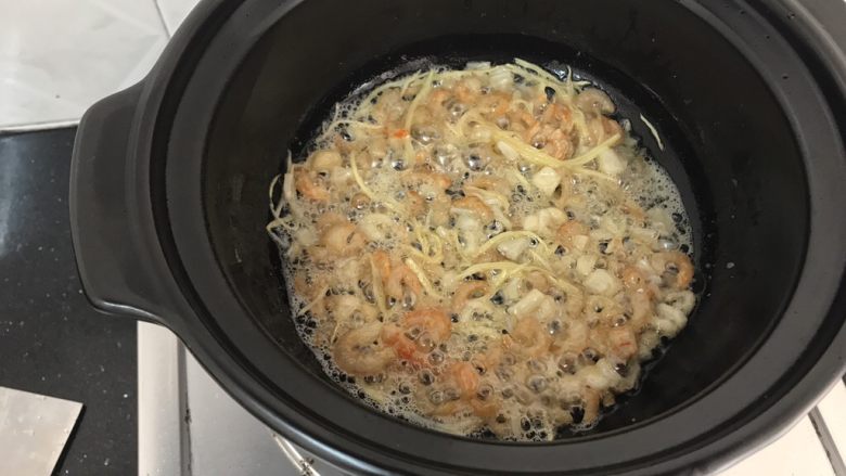 虾米粉丝煲,炒至无水份,瑶拄虾米体积稍收紧,微黄喷香