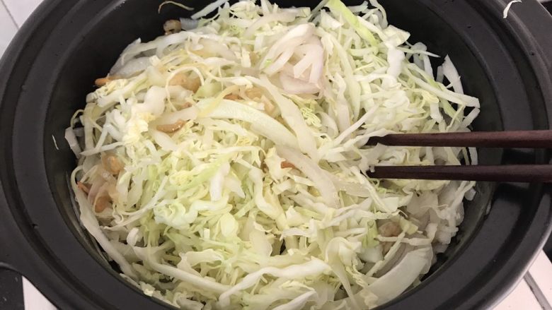 虾米粉丝煲,加入椰菜丝,炒至椰菜变软