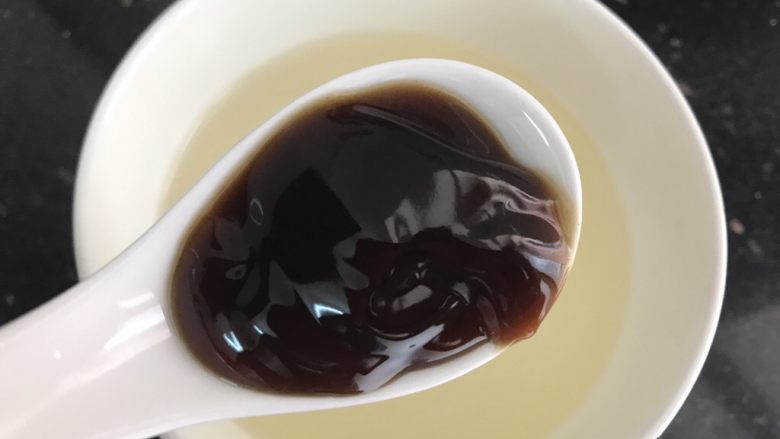 虾米粉丝煲,然后准备酱汁
在泡瑶柱虾米的水里,加入一勺蚝油
