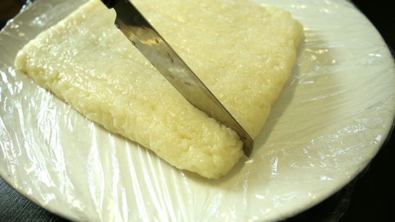 红糖糍粑,把米饭连着模具一起冷藏3小时以上后取出。我是第二天取出来的。用刀切成条状。因为糯米饭比较黏,切前可以把刀蘸水。
