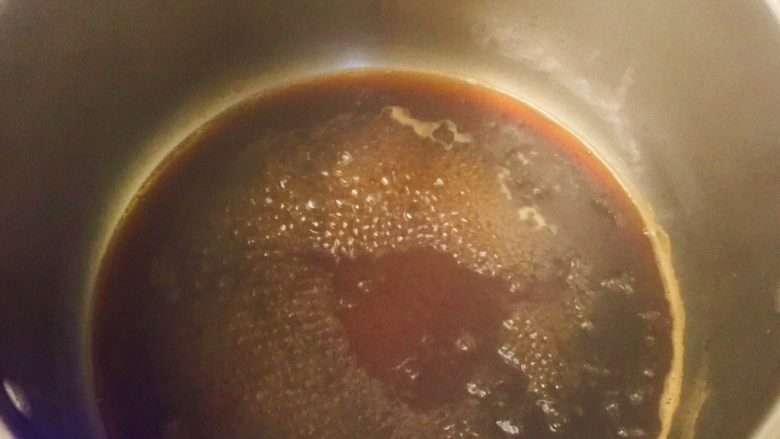 红糖糍粑,半碗红糖用半碗水化开,用锅煮到红糖汁颜色变深变稠为止。如果实在太稀又不想再加糖了,可以撒入一些糯米粉增稠。