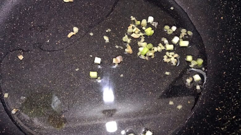 咸蛋黄糯米烧卖,热锅加适量油,比平时炒菜量要多点,放入葱白和姜末爆香