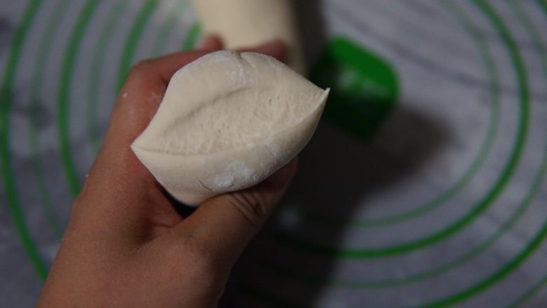 巨好吃的肉包,揉到面团切开没有气孔才可以哦,如图所示