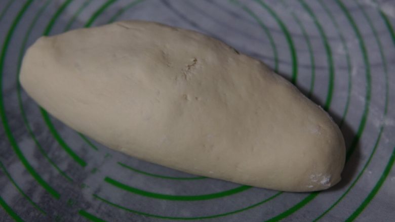 巨好吃的肉包,发酵好的面团拿出来揉面排气,这个也是一个体力活