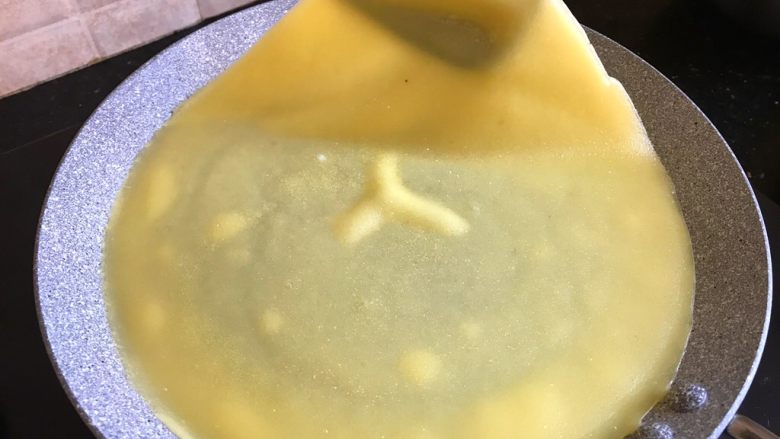 水果可丽饼
,用铲子轻轻掀起,放入盘中放凉