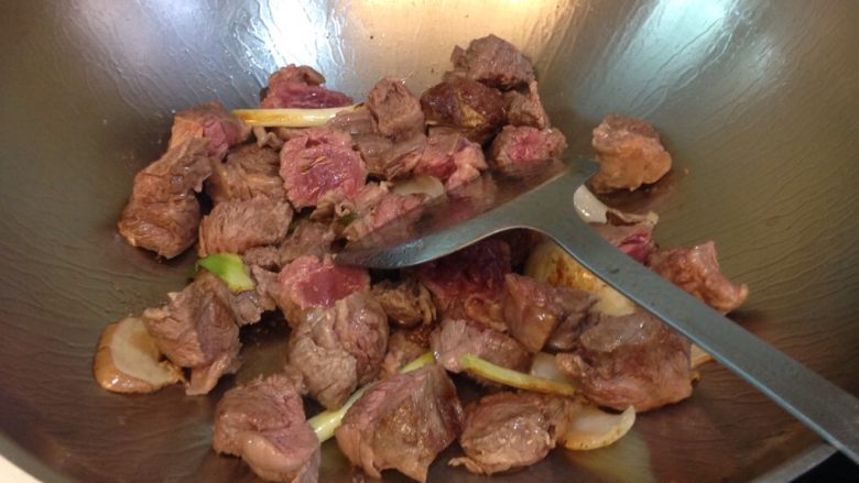 紅燒牛腩,一直翻炒,讓牛肉塊外皮酥脆卻不要過老