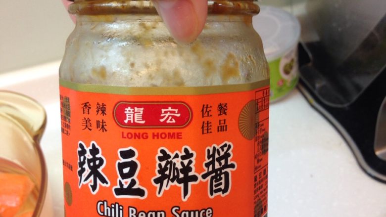 紅燒牛腩,牛肉塊外皮都有焦脆感,準備調味放入<a style='color:red;display:inline-block;' href='/shicai/ 4367'>米酒</a>,豆瓣醬一湯匙,冰糖少許,醬油酌量(豆瓣有鹹了,醬油可少放)