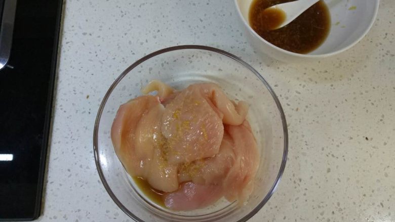 炸鸡排(非油炸版),将腌料一勺一勺加入,边加边揉捏,把腌料揉进肉里,直到揉不进水份的感觉