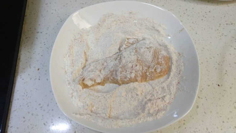 炸鸡排(非油炸版),腌好的鸡胸肉开始裹面粉,要裹全并抖掉多余面粉