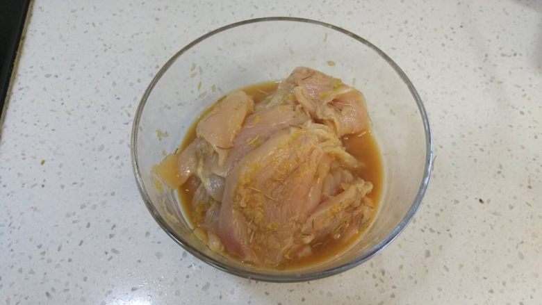 炸鸡排(非油炸版),然后把剩下的腌料倒进并加入干迷迭香混合,腌制半小时