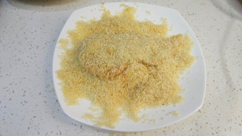 炸鸡排(非油炸版),裹面包糠,这里就不要抖啦,能裹上多少就裹多少