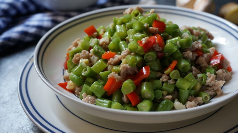 豆角炒肉末,盛盘即可。