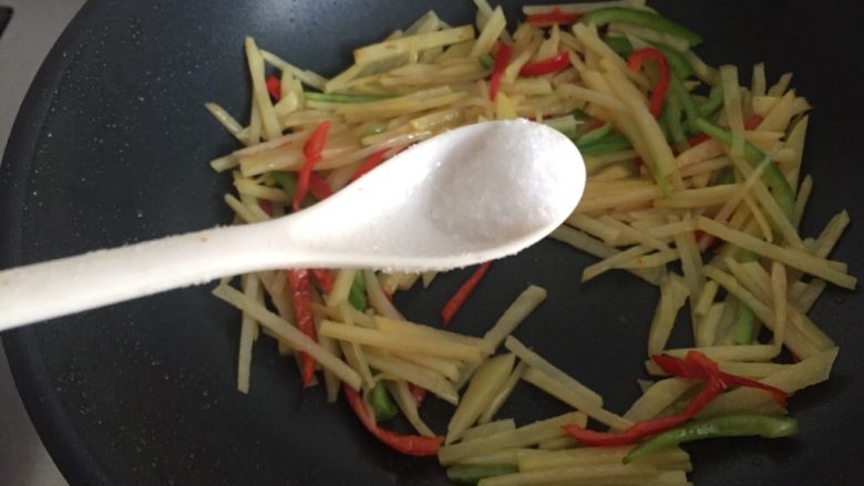 三彩土豆丝,然后加入2克盐调味。(根据个人口感调节用量)